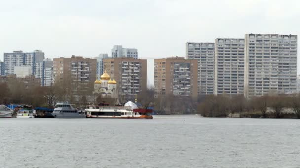 Kirche am Flussufer in der Stadt — Stockvideo