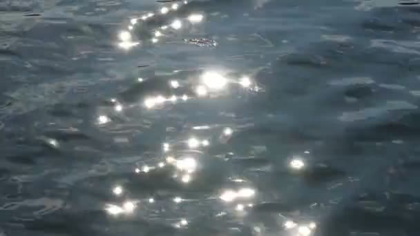Відблисків від сонця на озері весни. — стокове відео