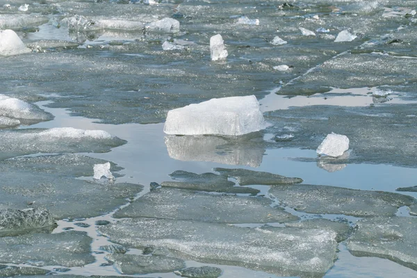 Derretimiento de hielo en el lago de primavera —  Fotos de Stock