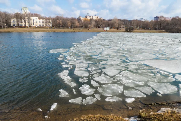 Derretendo gelo no lago de primavera — Fotografia de Stock