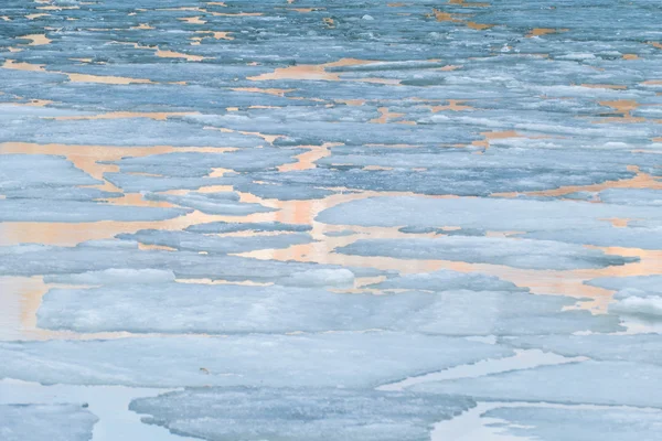 Derretimiento de hielo en el lago de primavera —  Fotos de Stock