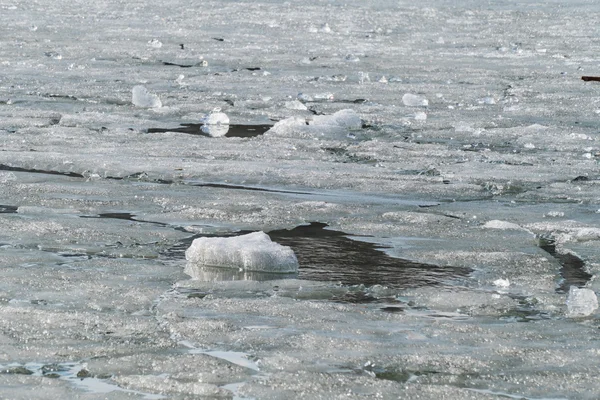 Derretimiento de hielo en el lago de primavera —  Fotos de Stock