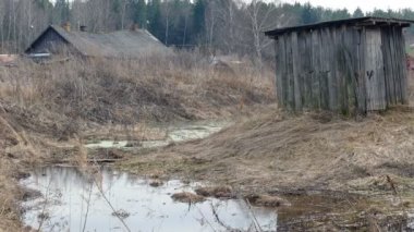 Kaynak suyu ve harap kırsal konutlarında.