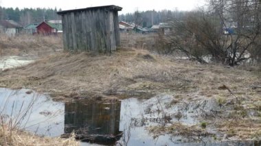 Kaynak suyu ve eski kırsal ev