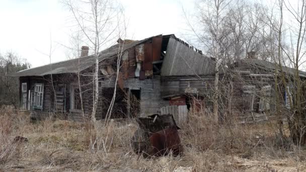 Ancienne maison dilatée dans le village . — Video