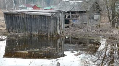 Baharda sular altında eski köy evi.