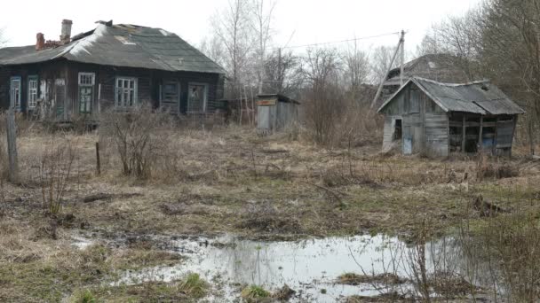 La vecchia casa di primavera nel villaggio . — Video Stock