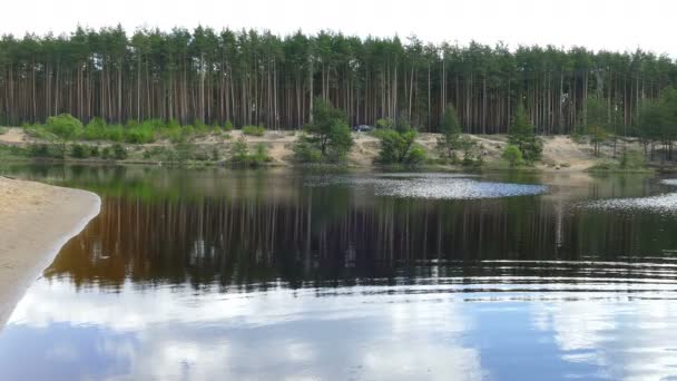 Lago e reflexões de nuvens — Vídeo de Stock