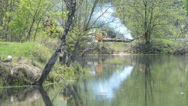 O lago e o fumo do fogo na primavera — Vídeo de Stock