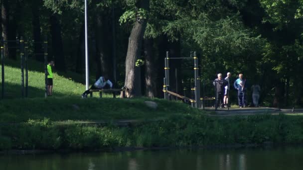 Exercícios matinais Perto da lagoa — Vídeo de Stock