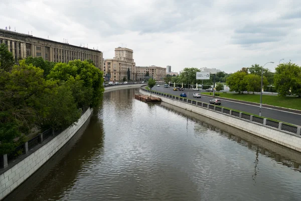 Technische Staatsuniversiteit van Moskou en rivier — Stockfoto