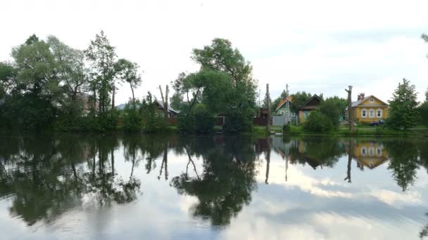 Деревня в России и пруд летом — стоковое видео