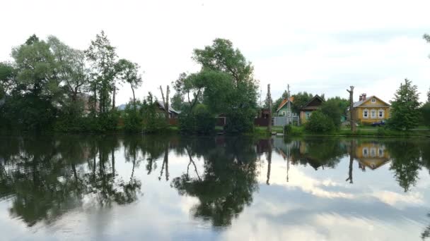 Aldeia na Rússia e um lago no verão — Vídeo de Stock