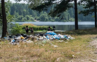 Çöp atık göl kenarında ormanda