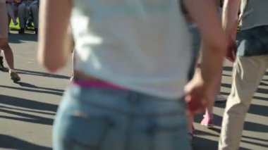 Parkta dans bacaklar ve geri