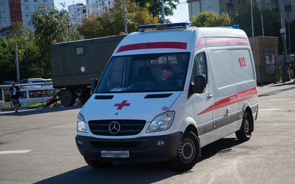Ambulans sürücüsü ile