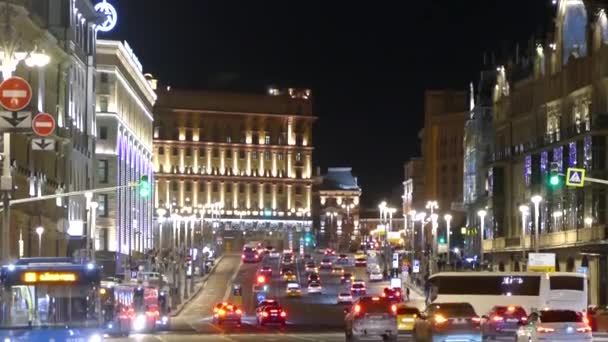 Rua da noite com carros no centro de Moscou — Vídeo de Stock