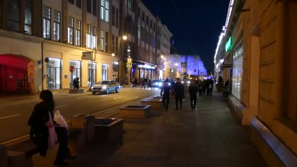 Wieczorna ulica z samochodami w centrum Moskwy — Wideo stockowe