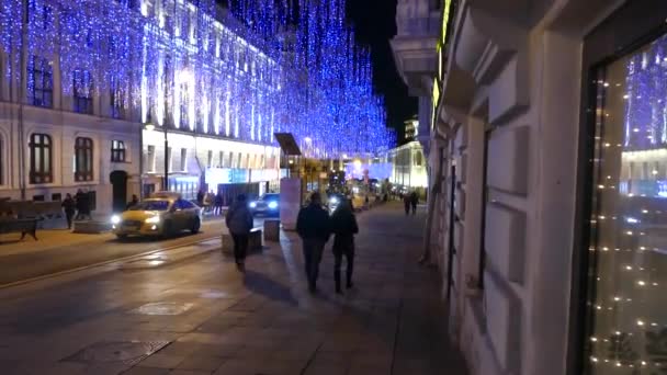 Moskova 'nın akşam caddesi şenlikli aydınlatma — Stok video
