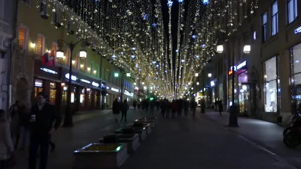 Вечірня вулиця Москви з святковим освітленням. — стокове відео