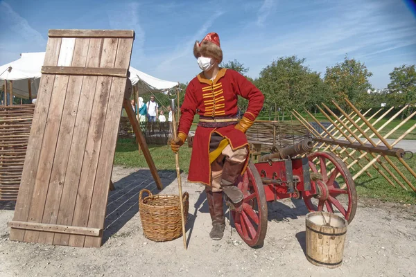 Säkerhetsvakt i maskerad bågskytteuniform - mosko 2020 Stockbild