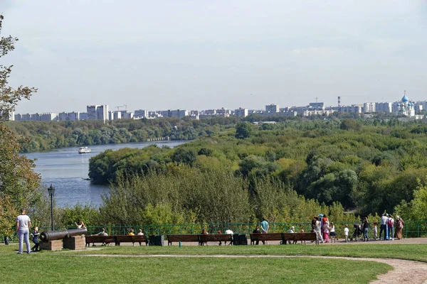 Moskova nehri sonbaharda yeşillikler arasında — Stok fotoğraf