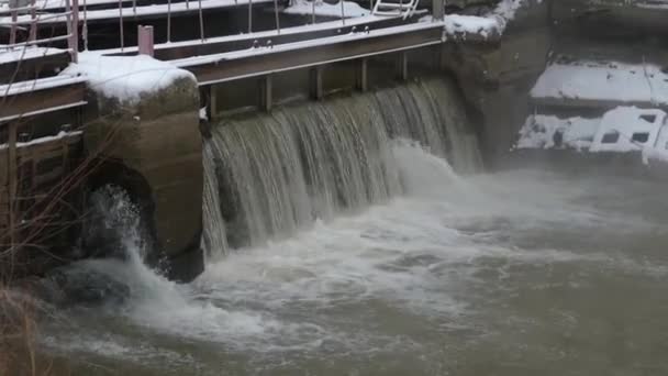 Installation de traitement de l'eau dans la ville — Video