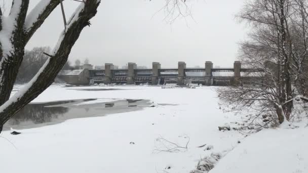 Дамба взимку на річці — стокове відео