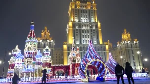 Hotel Radison i Kreml wieczorem — Wideo stockowe