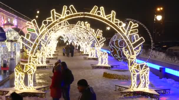 Iluminación de Año Nuevo en las calles de Moscú por la noche — Vídeos de Stock