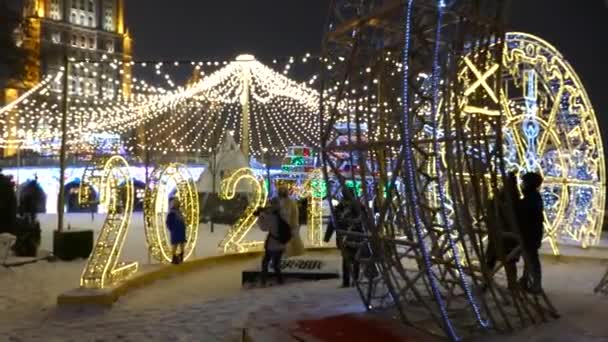 Iluminação de Ano Novo nas ruas de Moscou à noite — Vídeo de Stock