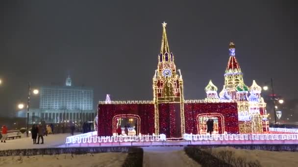 Zimowy Kreml i biały dom z oświetleniem w Moskwie — Wideo stockowe