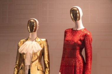 Vitrinde duran mankenler