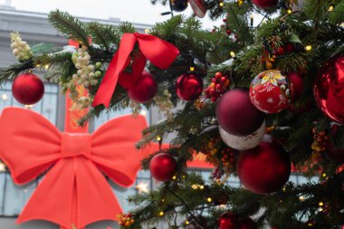 Moskova 'da kışın Noel ağacı ve çelenkler