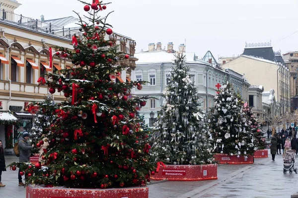 Árvore de Natal em Moscou no inverno e guirlandas — Fotografia de Stock