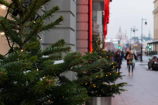 Árvore de Natal em Moscou no inverno e guirlandas — Fotografia de Stock