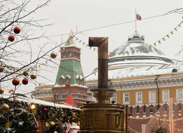Samovar perto do inverno do Kremlin — Fotografia de Stock