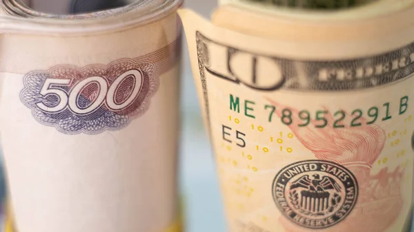 Bir tüp içinde dolar ve ruble banknotlar