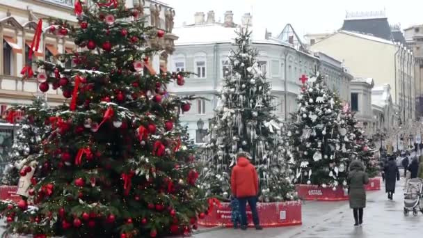 Kerstboom met speelgoed in het centrum van Moskou — Stockvideo