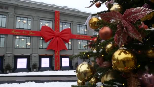 Choinka z zabawkami w centrum Moskwy — Wideo stockowe