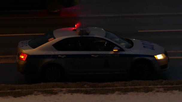 Inspección del coche en la carretera por la noche — Vídeos de Stock