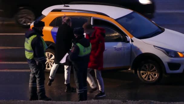 Economisch autoverhuur op de weg de avond na het ongeval — Stockvideo