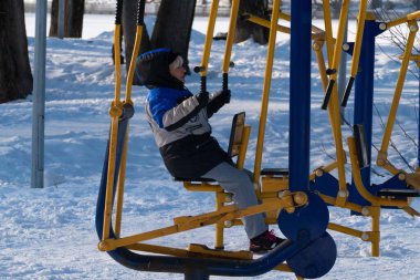 Kış aylarında simülatör kullanan bir kadın.