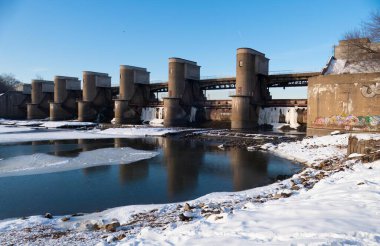 Kışın nehirdeki baraj Su ve kar ortamı