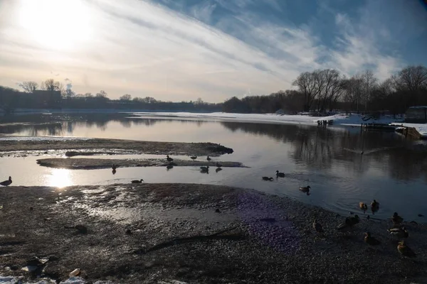 Ölü bir nehir ve gökyüzü olan kış manzarası — Stok fotoğraf
