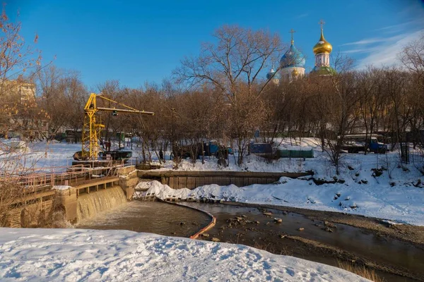 Rusya 'da kışın kilise ve nehir — Stok fotoğraf