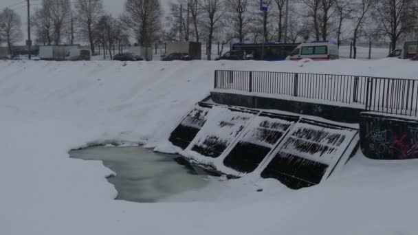 Edificio limpio en invierno en un lago de la ciudad — Vídeos de Stock