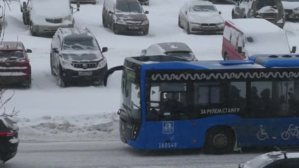 Οδός μετά από χιονόπτωση σε Μόσχα — Αρχείο Βίντεο