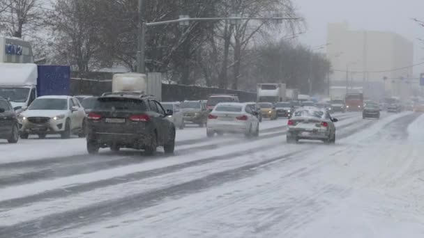 Ulica po opadach śniegu w Moskwie — Wideo stockowe