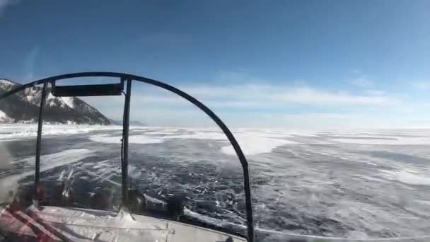 Путешествие по замерзшему Байкалу на корабле — стоковое видео